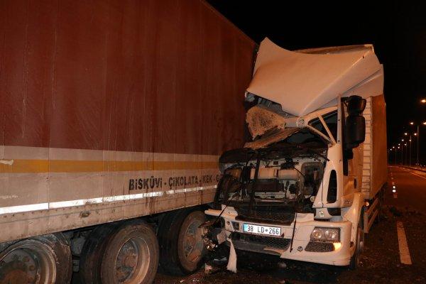 Kayseri'de park halindeki tıra kamyonet çarptı: 3 yaralı