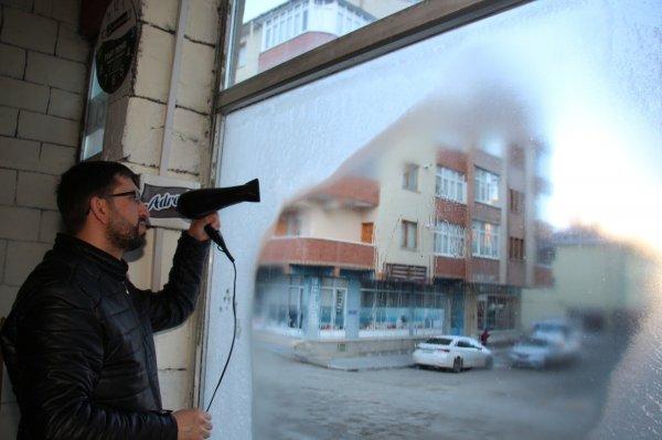 Erzurum'da dereler buz bağladı