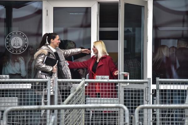 Kedicikler Adnan Oktar'ı yalnız bırakmadı