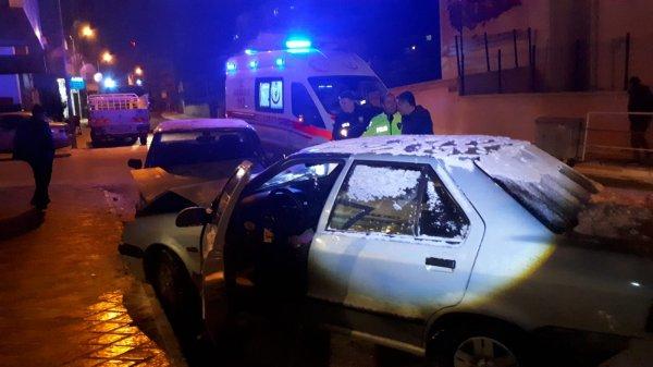Çorum'da bir sürücü park halindeki araca çarptı: 4 yaralı