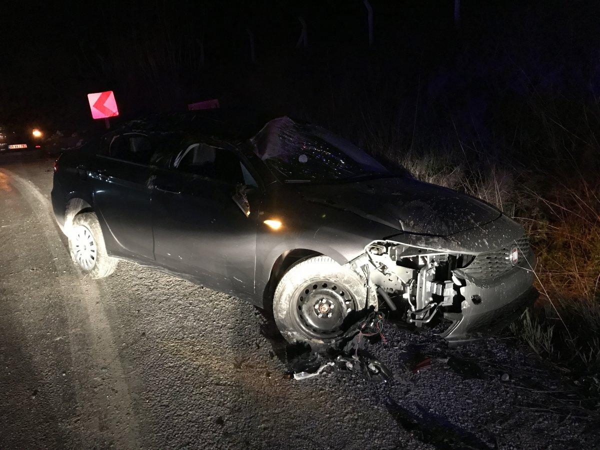 Aydın'da takla atan araç kayalara çarparak durdu