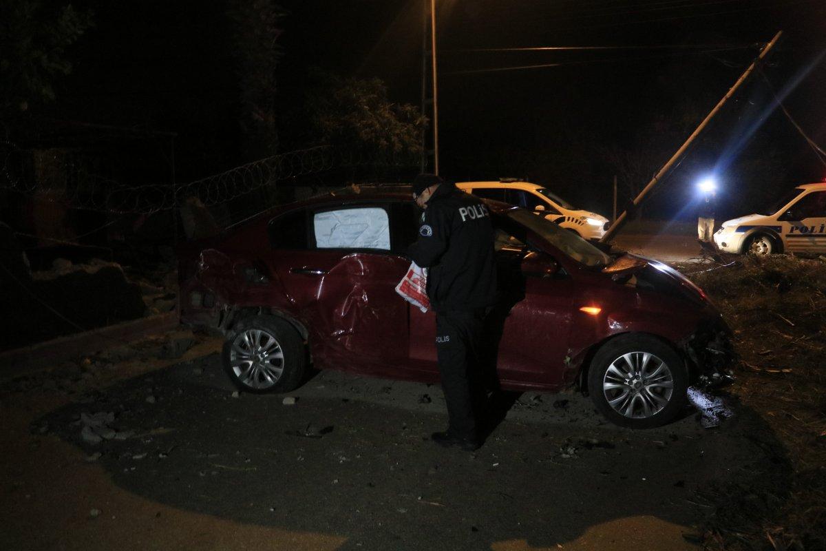 Adana'da hırsızlar ev duvarına çarptı