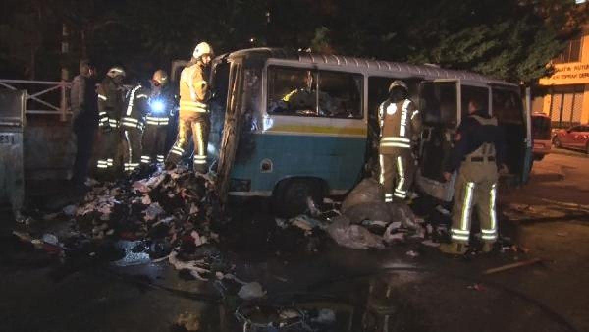 Esenler'de peş peşe park halindeki iki minibüs yandı