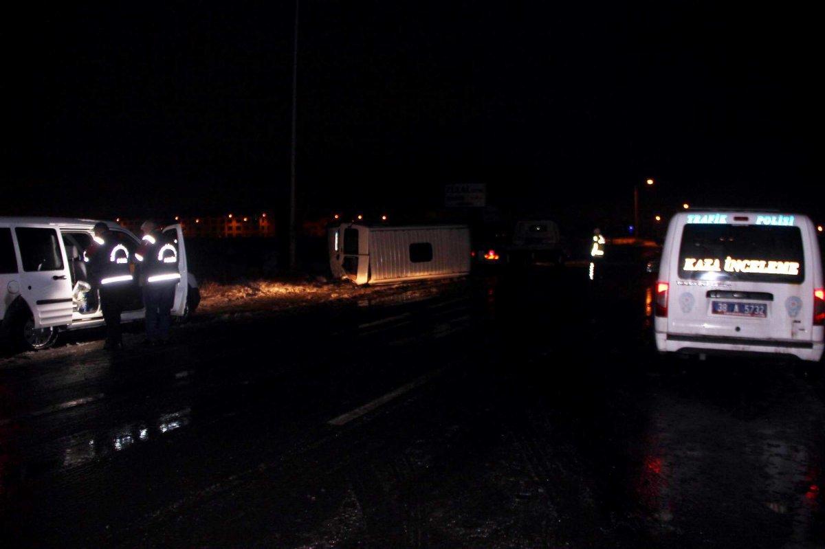 Kayseri'de işçi servisleri çarpıştı: 17 yaralı