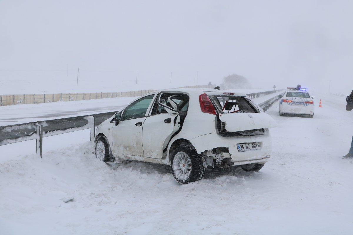 Sivas'ta otomobil bariyerlere saplandı: 1 ölü 3 yaralı