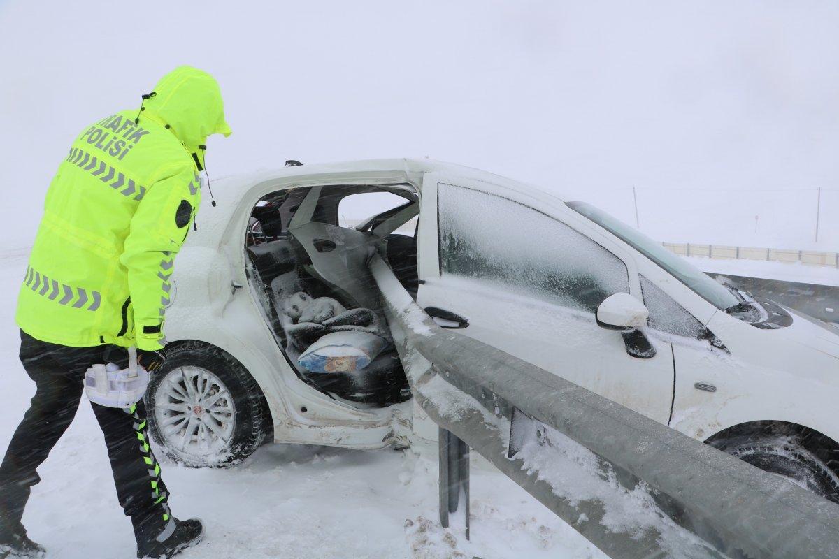 Sivas'ta otomobil bariyerlere saplandı: 1 ölü 3 yaralı