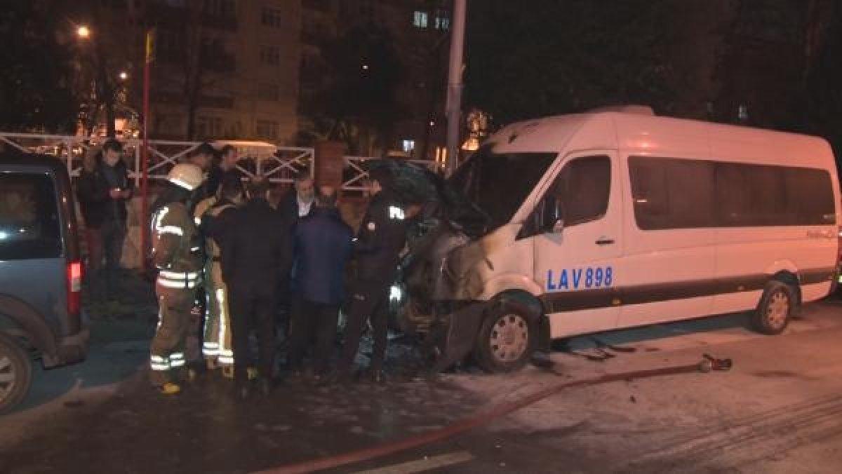 Esenler'de peş peşe park halindeki iki minibüs yandı