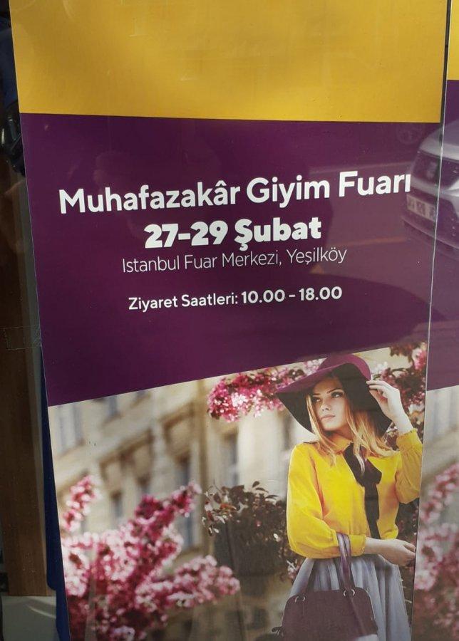 Muhafazakar giyim fuarı reklamında başı açık manken