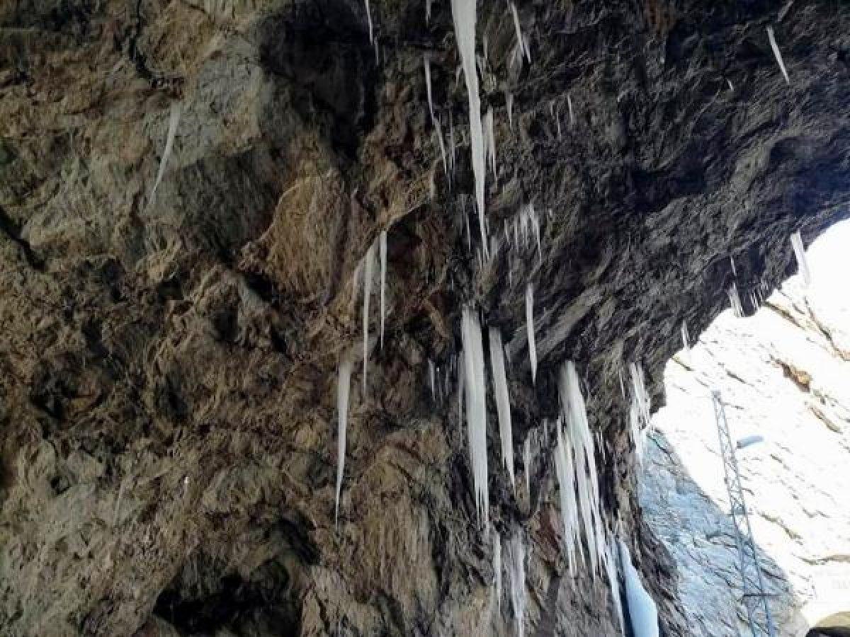 Erzincan'daki tarihi Taş Yol buz tuttu