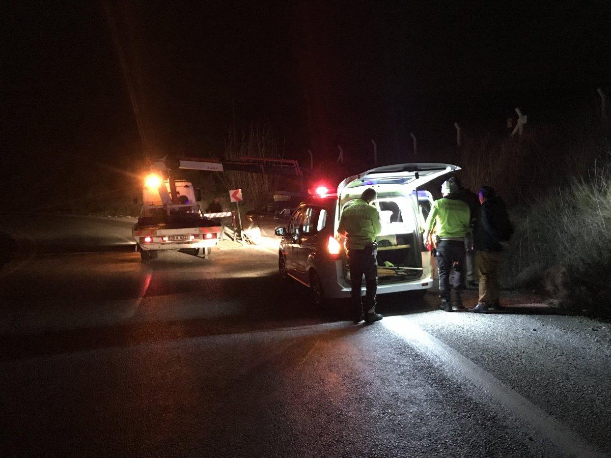Aydın'da takla atan araç kayalara çarparak durdu