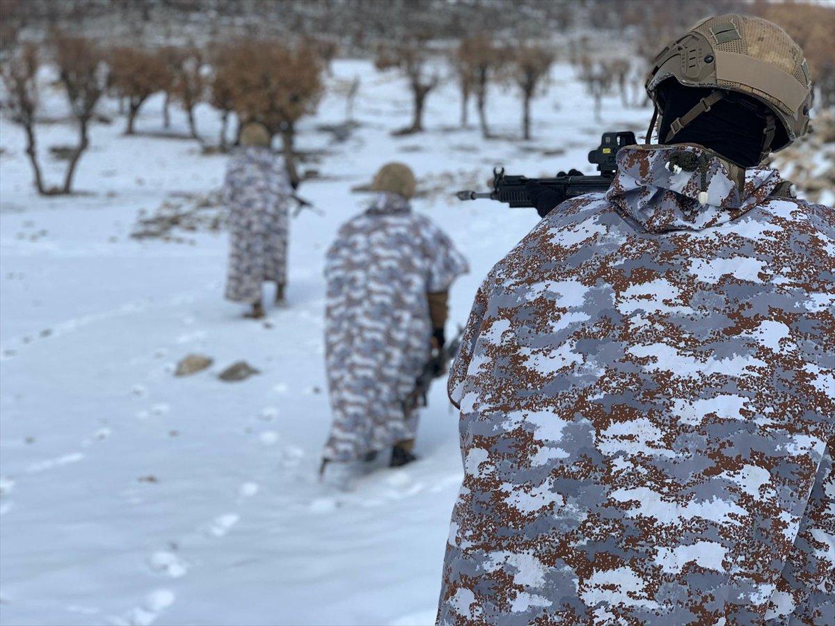 'Kapan-6 Zori''de 10 sığınak imha edildi