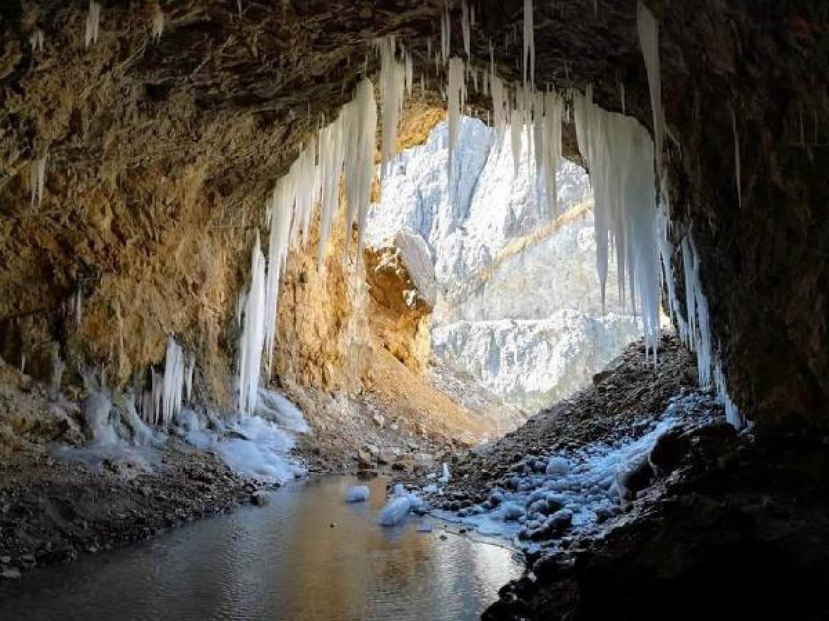 Erzincan'daki tarihi Taş Yol buz tuttu