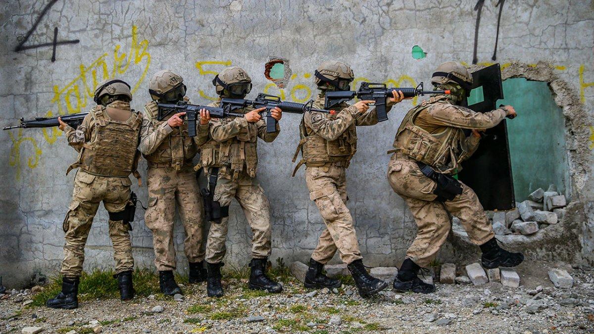 Türkiye'nin ilk kadın komando astsubayları eğitimlerini bitirdi