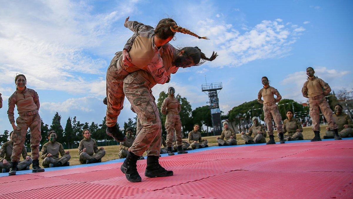 Türkiye'nin ilk kadın komando astsubayları eğitimlerini bitirdi