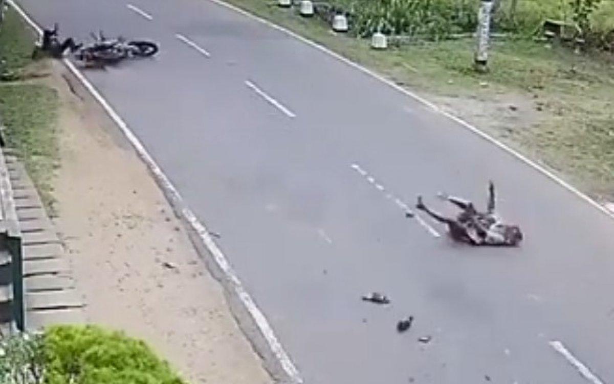 Caddenin ortasında yürüyen adama motosiklet çaptı