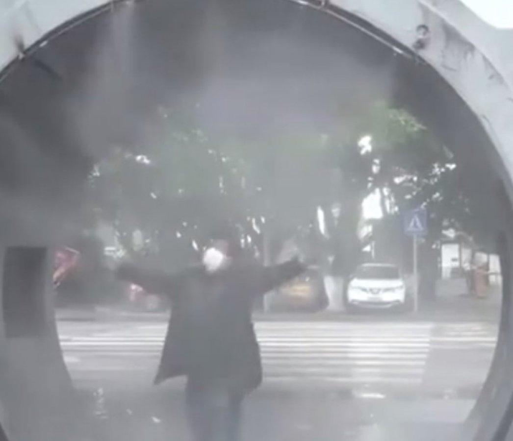 Çin'de kurulan dezenfekte istasyonu