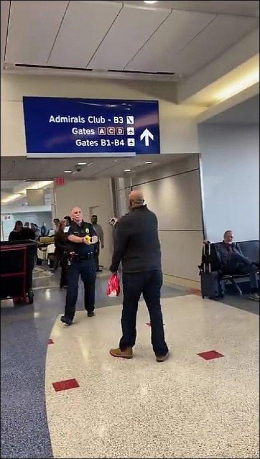 Elektroşokun işlemediği adamı 6 kişi durdurdu