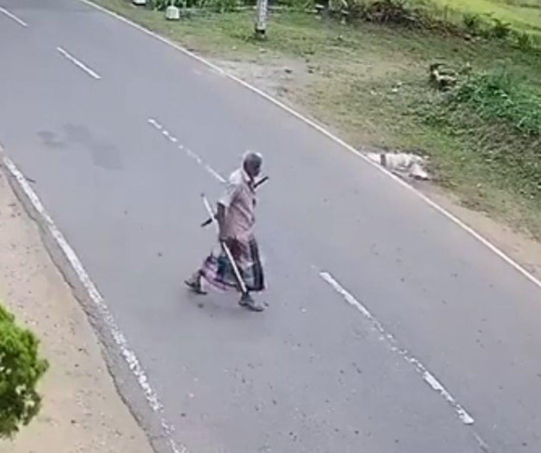 Caddenin ortasında yürüyen adama motosiklet çaptı