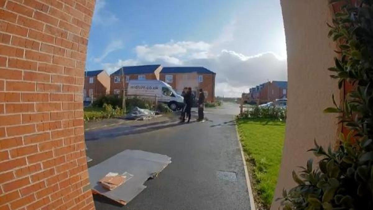 Havalanan kontrplak adamın kafasına çarptı