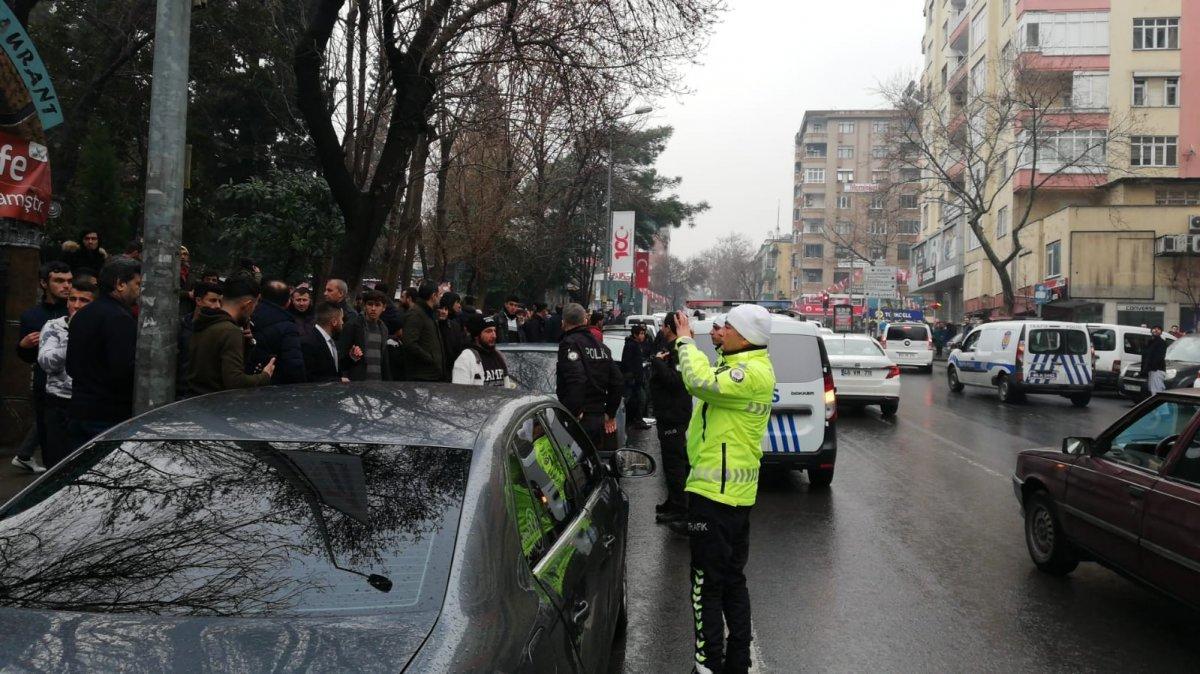 Kendisini uyaran garsona saldırdı