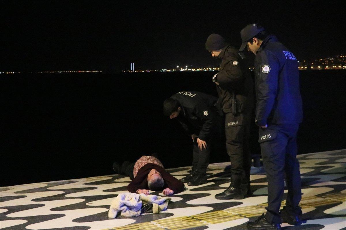 İzmir'de denize düşen yaşlı adamı polis kurtardı