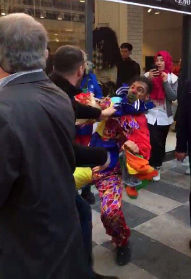 Tipini beğenmediği palyaçoyu darbetti