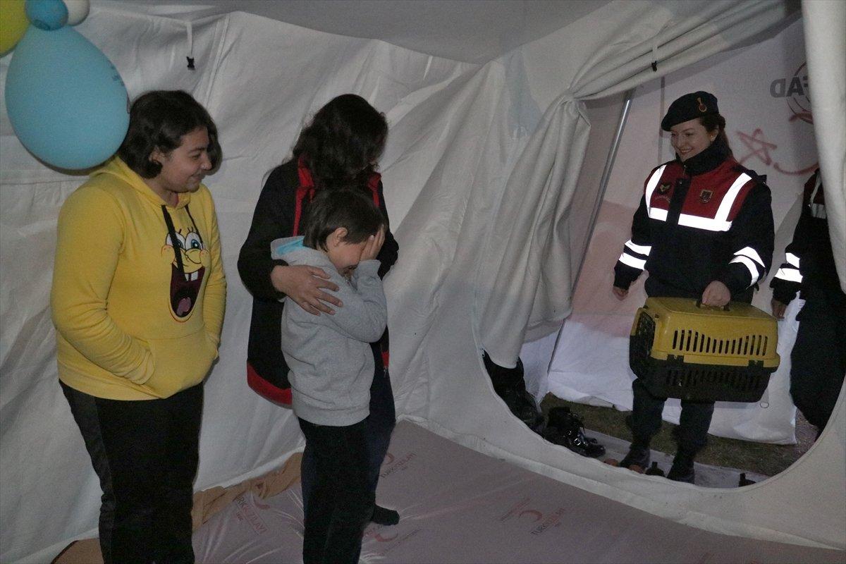 Depremde kedisini kaybeden minik Muhammed'e sürpriz