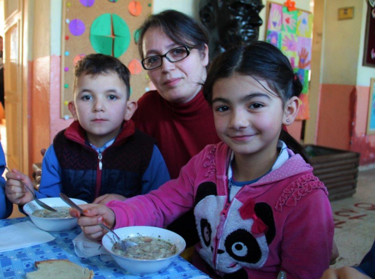 Öğrencilerine her sabah çorba pişiriyor