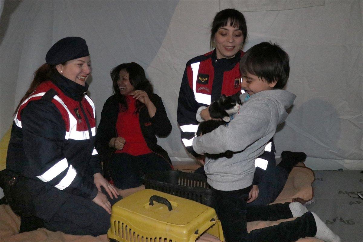 Depremde kedisini kaybeden minik Muhammed'e sürpriz