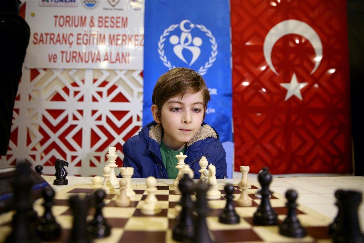 Felsefe kitapları okuyan Atakan'ın hedefi büyük