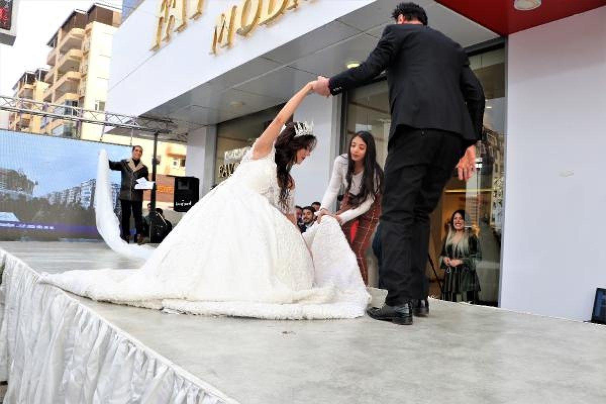 40 kilo ağırlığındaki gelinlikle yürüyemedi