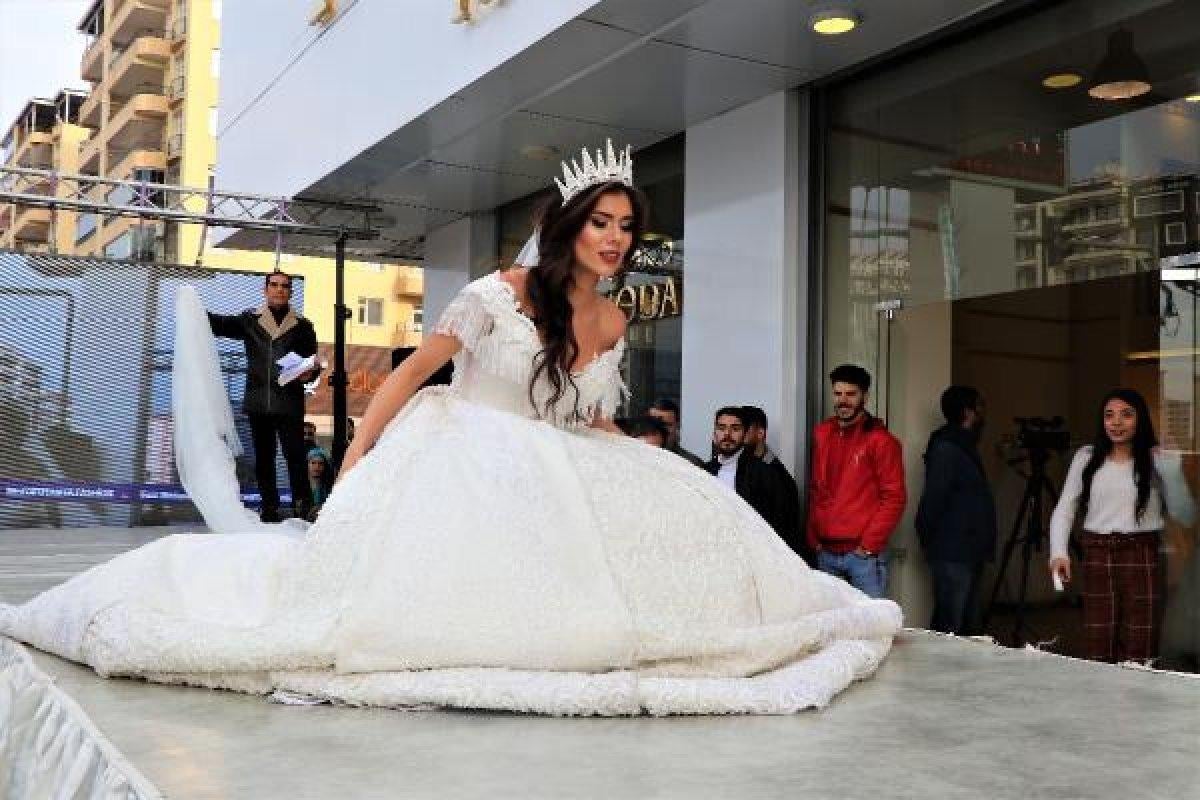 40 kilo ağırlığındaki gelinlikle yürüyemedi