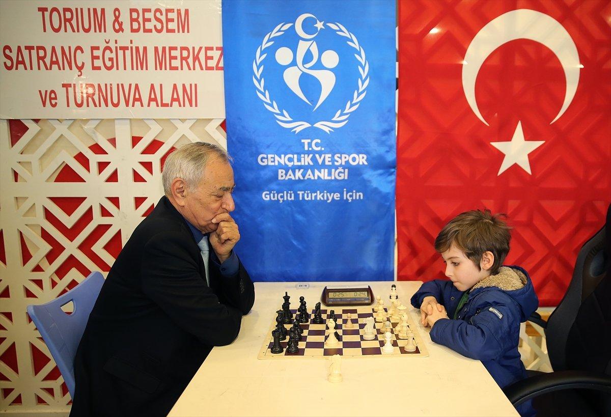 Felsefe kitapları okuyan Atakan'ın hedefi büyük