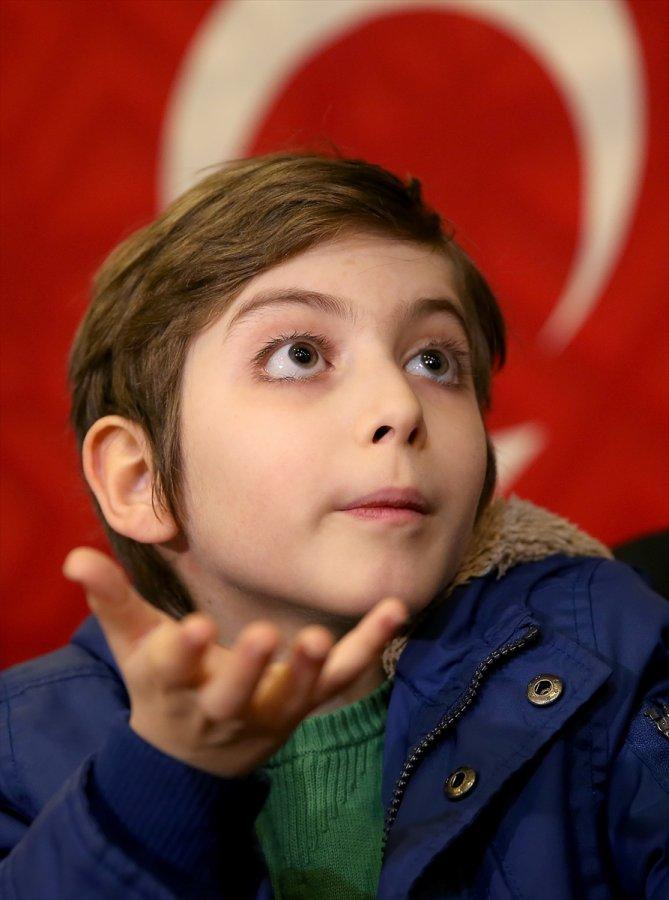 Felsefe kitapları okuyan Atakan'ın hedefi büyük