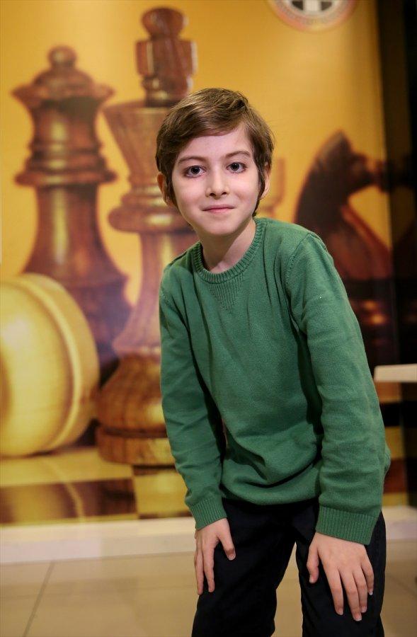 Felsefe kitapları okuyan Atakan'ın hedefi büyük