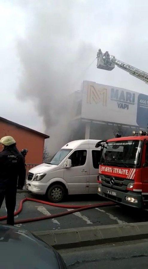 Kağıthane'de bir binada yangın çıktı