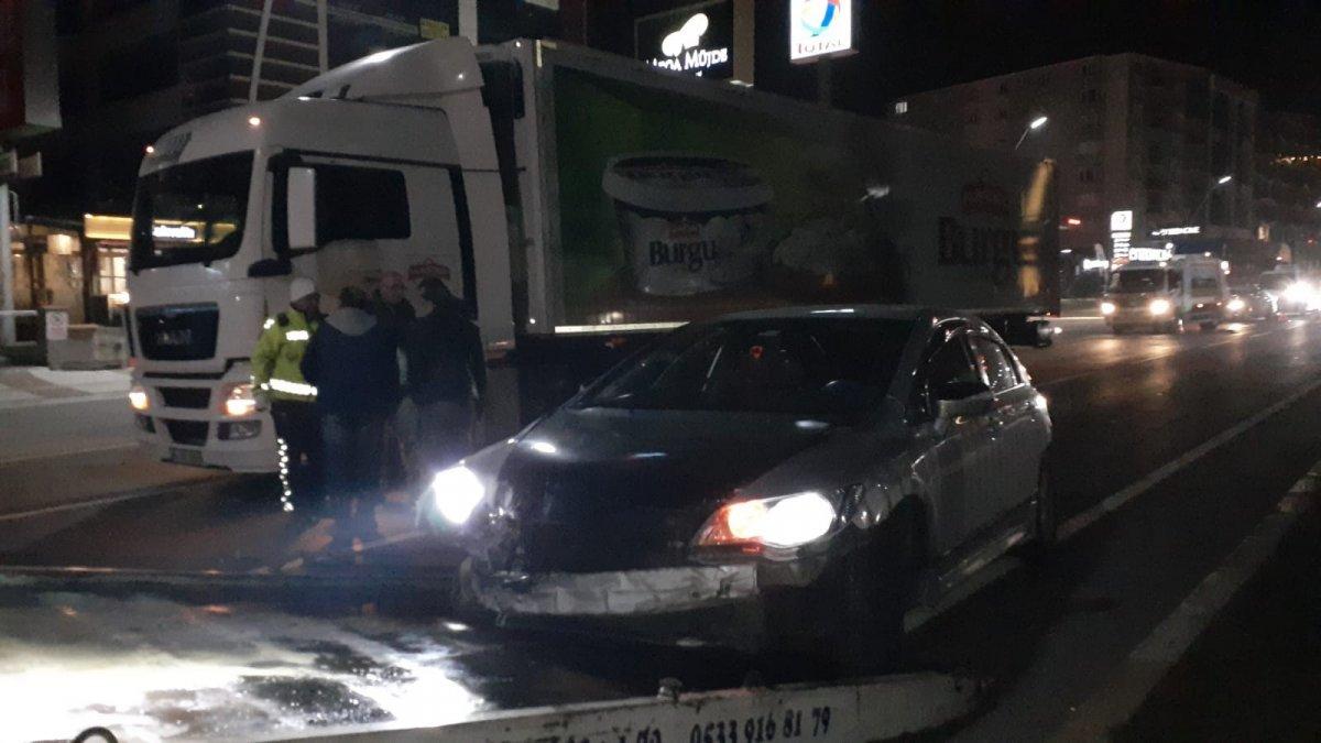 Uşak'ta alkollü sürücü tıra çarptı