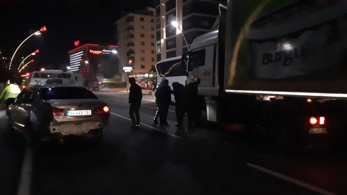 Uşak'ta alkollü sürücü tıra çarptı