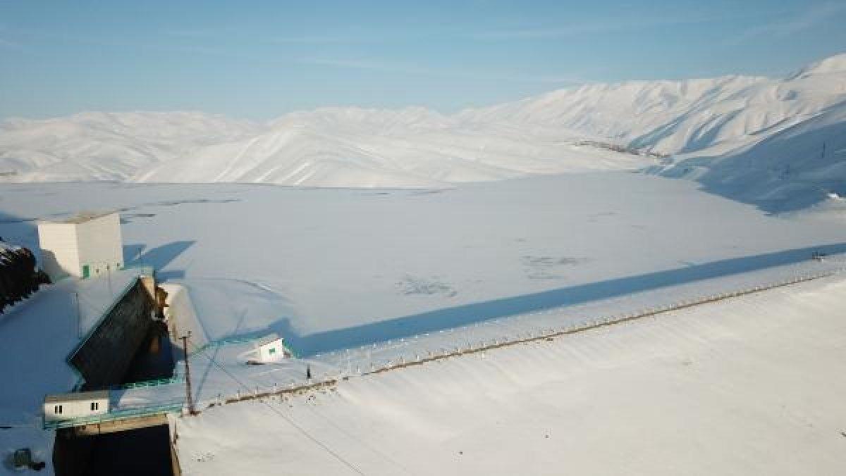 Yüksekova'da Dilimli Baraj Gölü buz tuttu