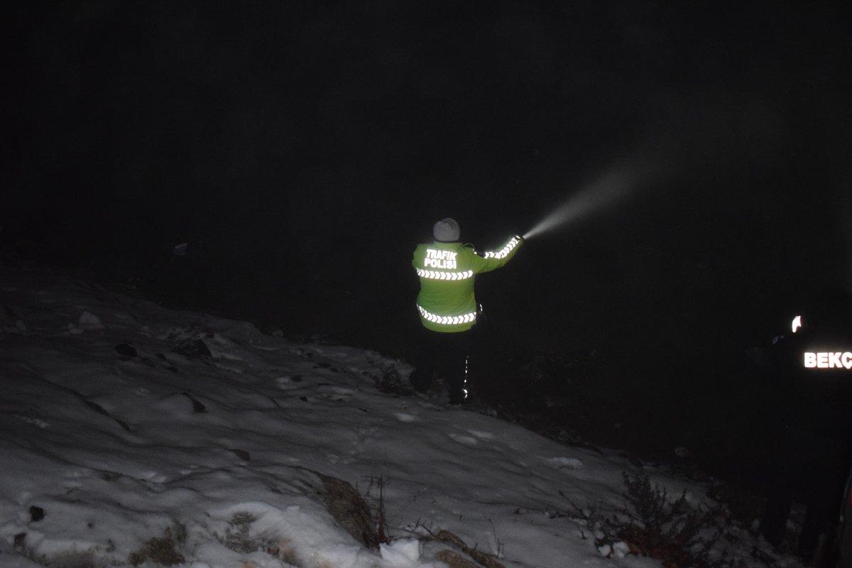 Malatya'da içinde 4 kişinin olduğu araç gölete uçtu