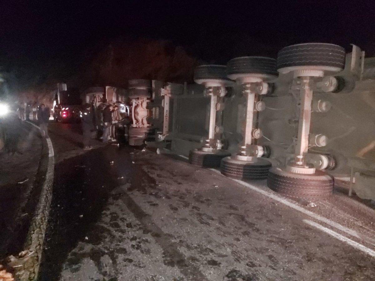 Gaziantep'te zift yüklü iki kamyon kaza yaptı