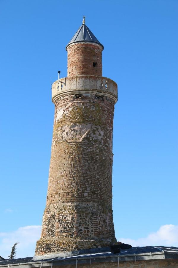 Deprem eski yapıları yıkamadı