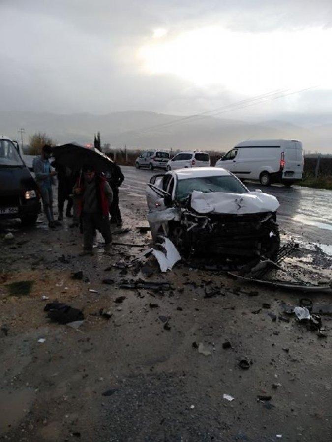 Aydın'da kamyonet ile otomobil çarpıştı