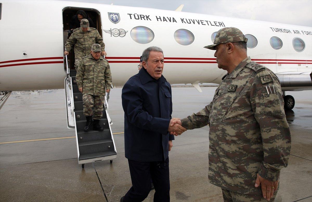 Akar ve komutanlar Suriye sınırında