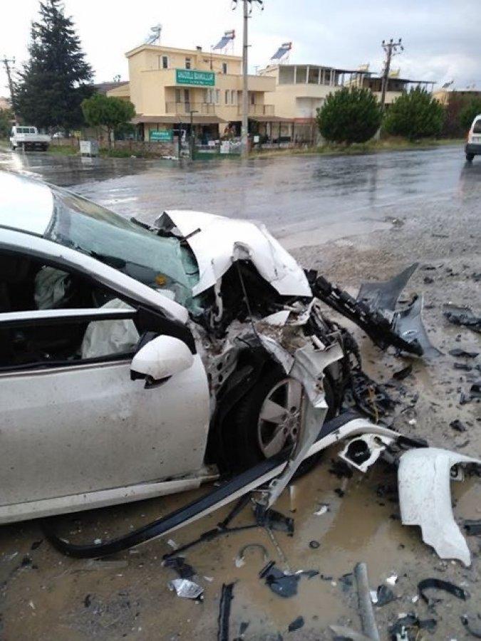 Aydın'da kamyonet ile otomobil çarpıştı