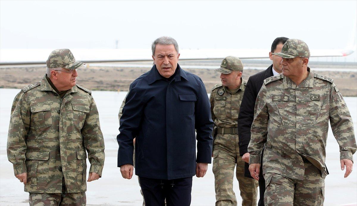 Akar ve komutanlar Suriye sınırında