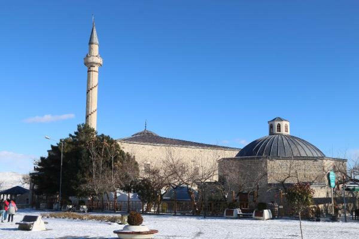 Deprem eski yapıları yıkamadı