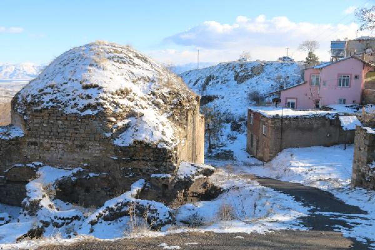 Deprem eski yapıları yıkamadı