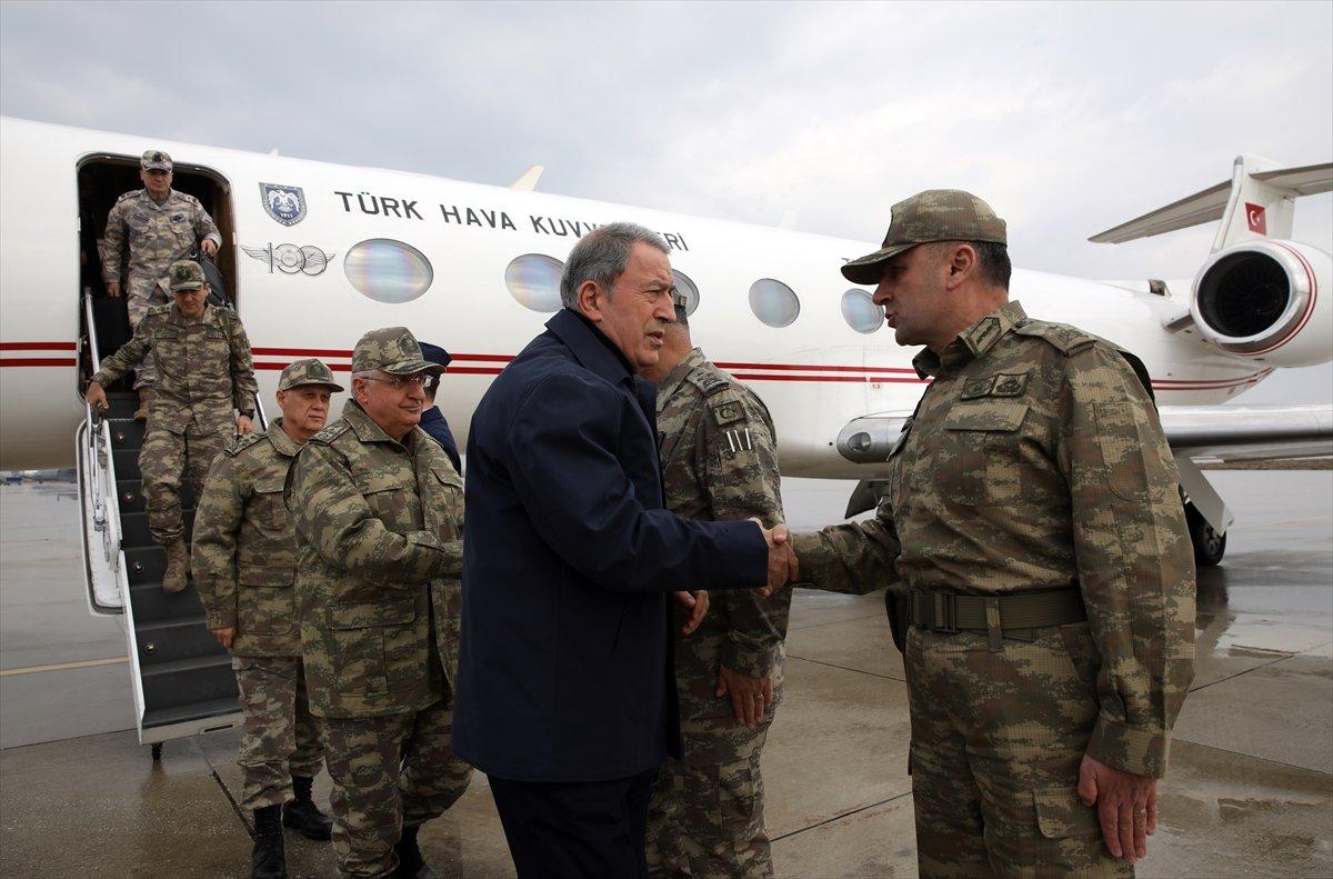 Akar ve komutanlar Suriye sınırında