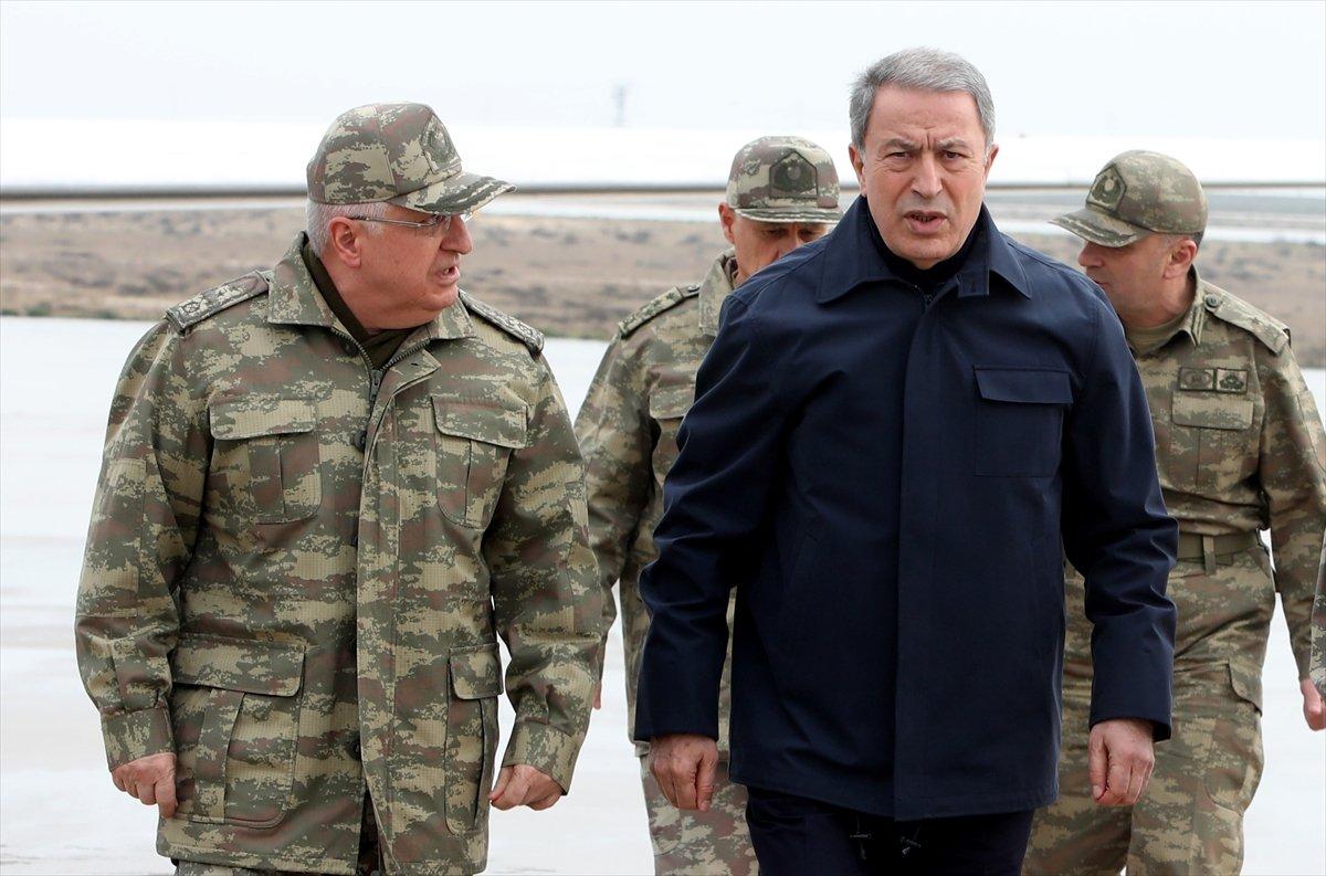 Akar ve komutanlar Suriye sınırında